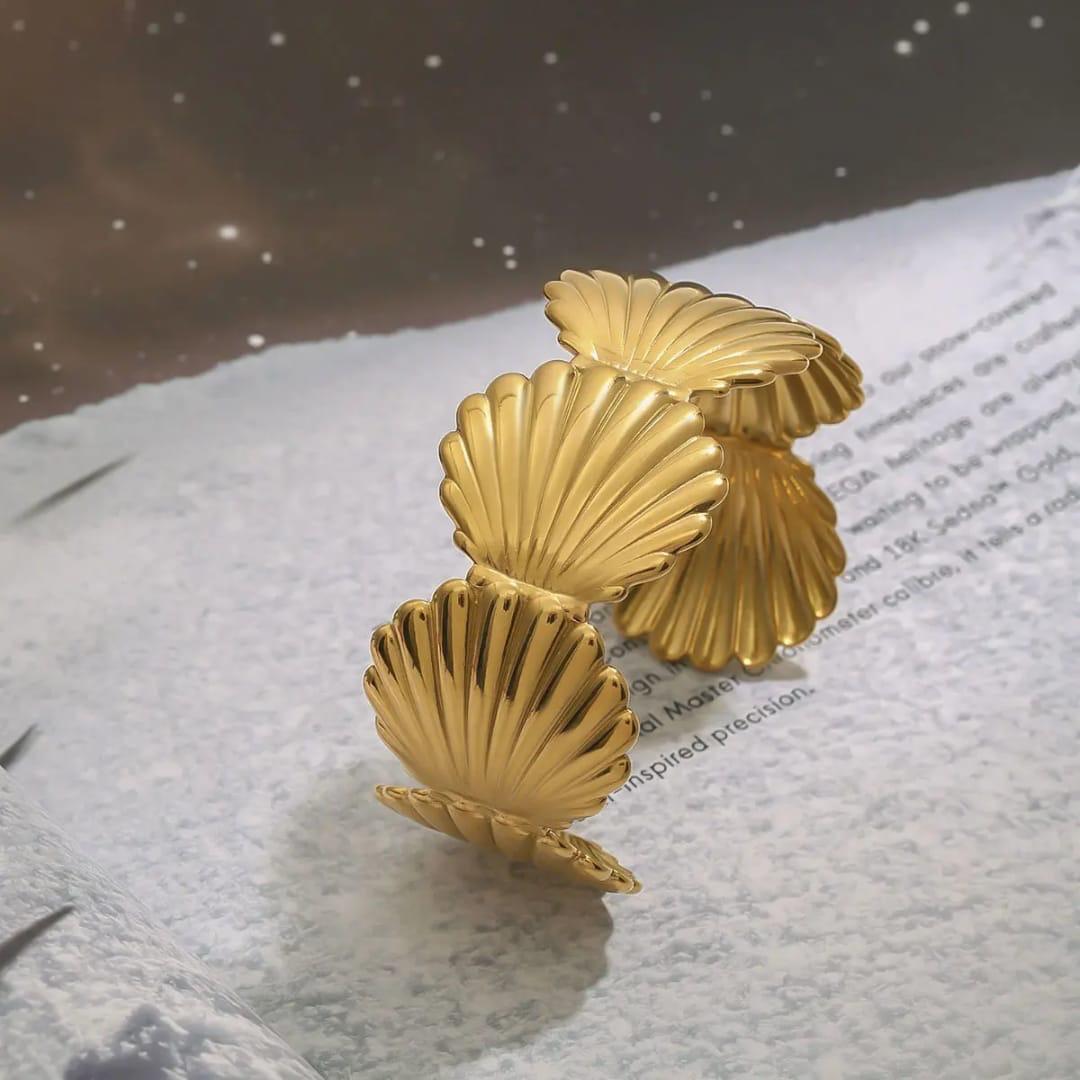 Chunky Shell Bracelet Cuff