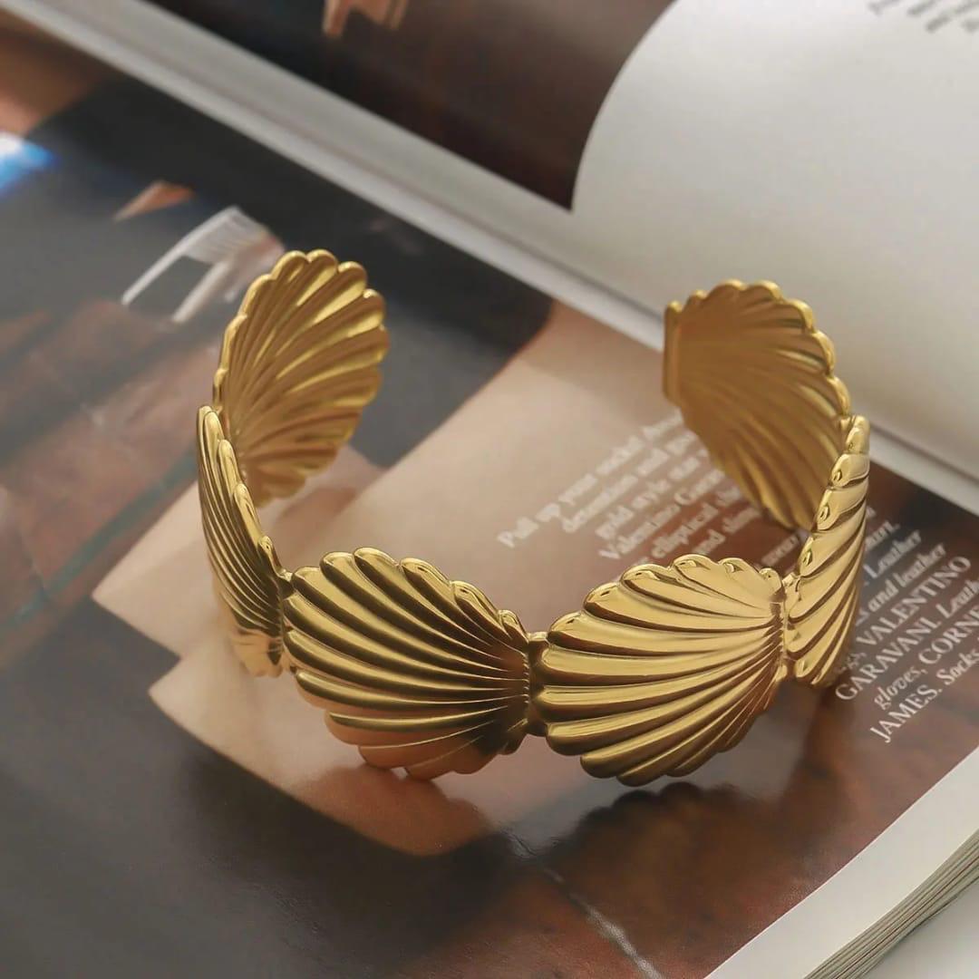 Chunky Shell Bracelet Cuff